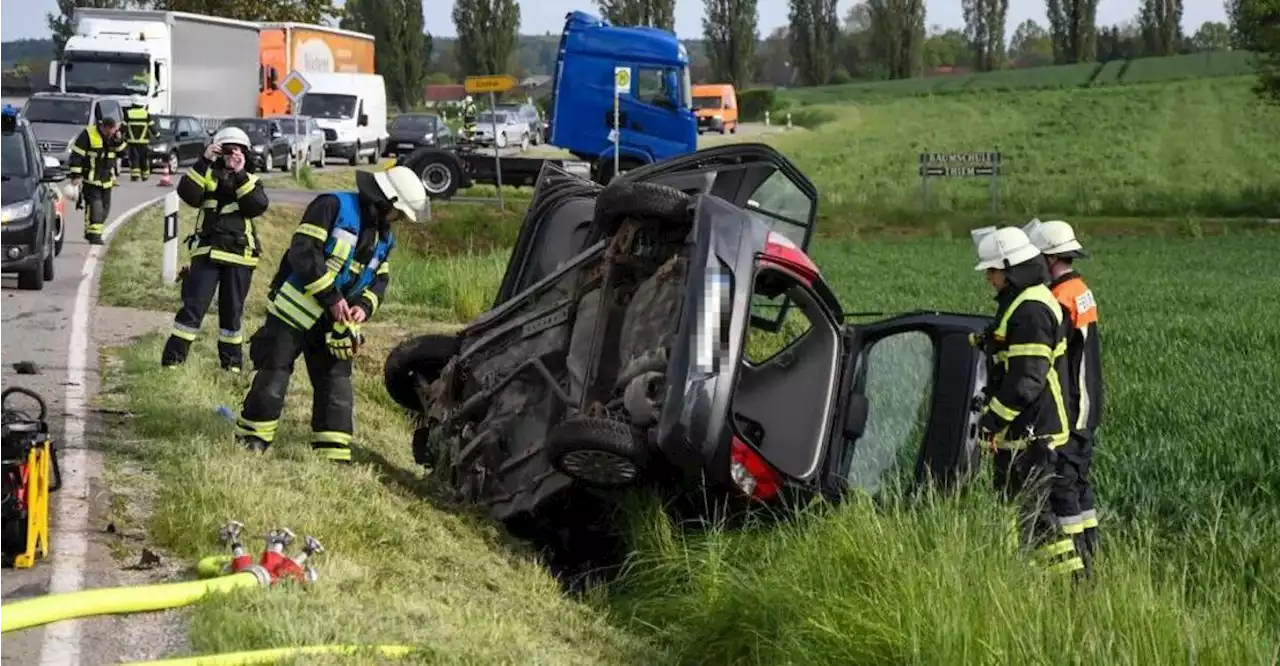 Mann will mehrere Fahrzeuge überholen: Autofahrerin schwer verletzt