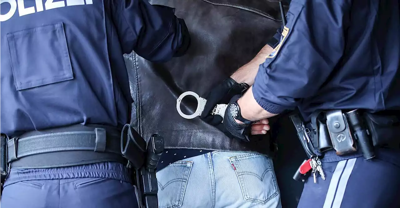 Mann auf Möbelhaus-Parkplatz mit Messer bedroht