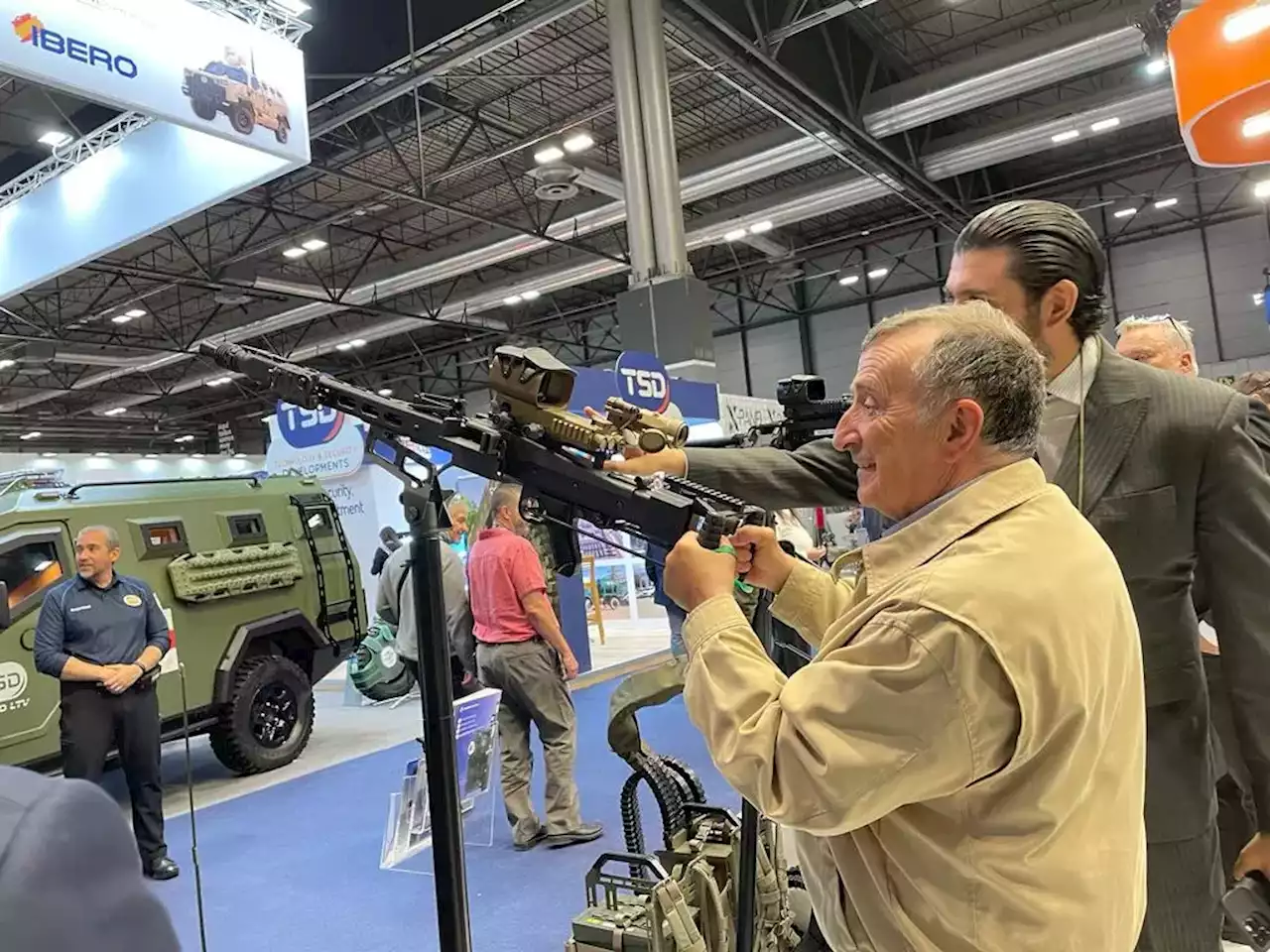 Así es la feria de armas de Madrid: perros robot, drones y lanzaderas de misiles entre jamón recién cortado