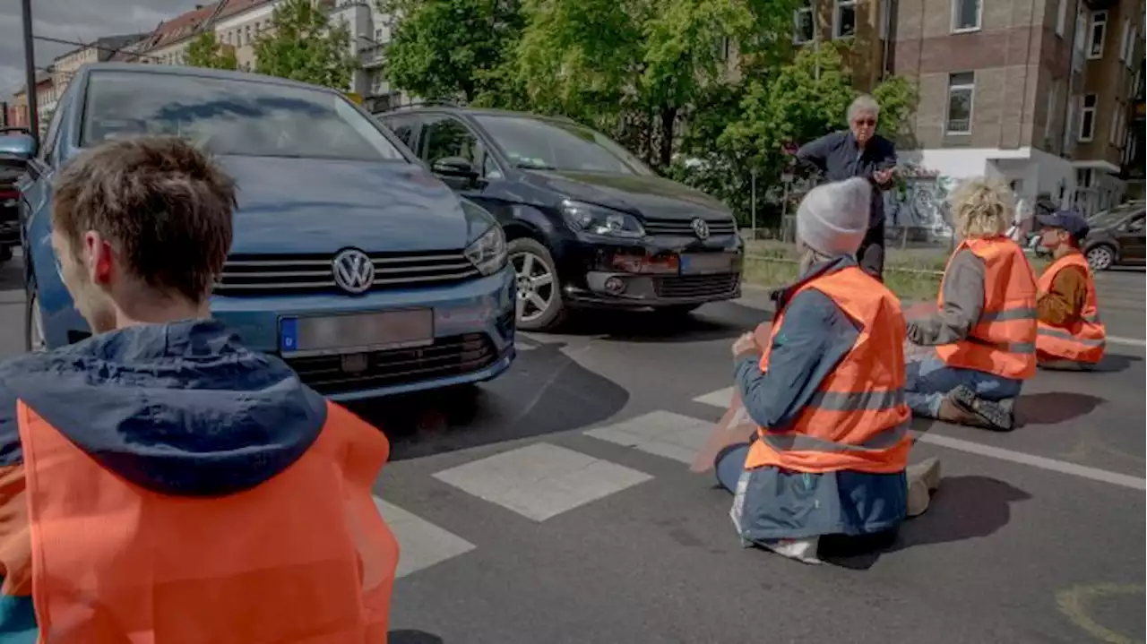 Klima-Aktivisten blockieren Straßen in Berlin - Feuerwehr muss teils Autos anheben