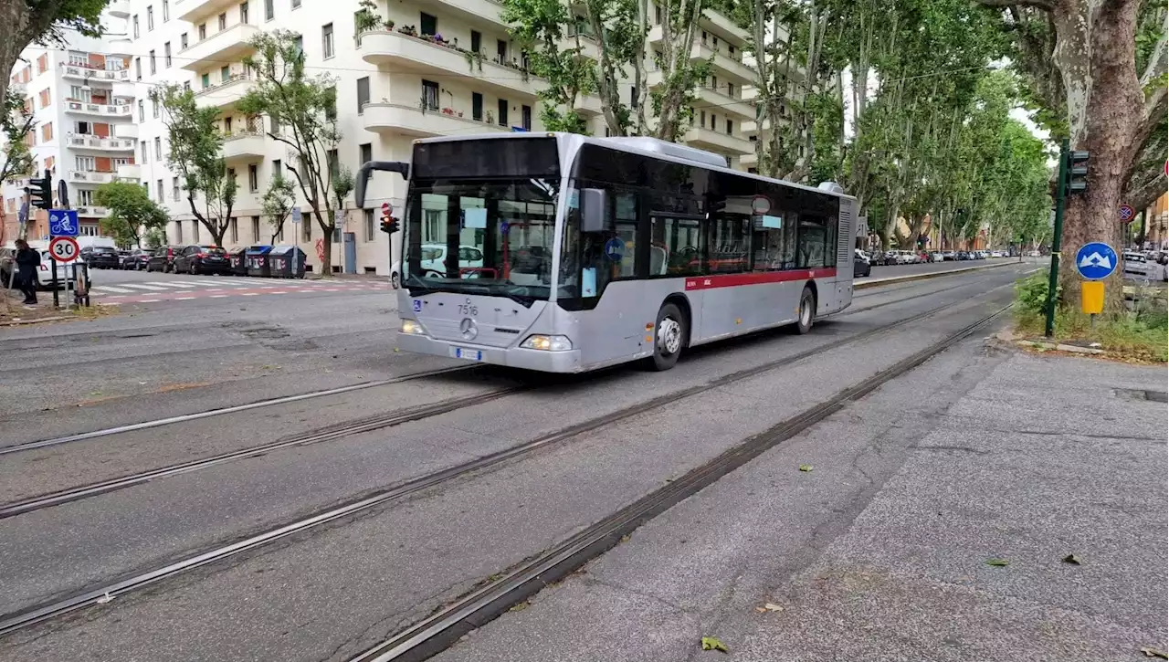 Incidente Ciro Immobile, nuovo scontro tra auto e bus vicino allo stesso punto: donna alla guida portata via in ambulanza