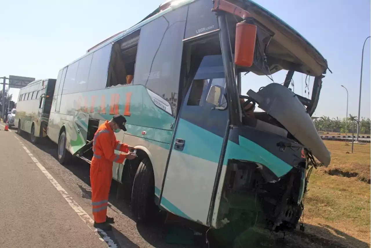 Bus DPRD Surabaya Kecelakaan di Tol Pasuruan, tidak Ada Korban Jiwa |Republika Online