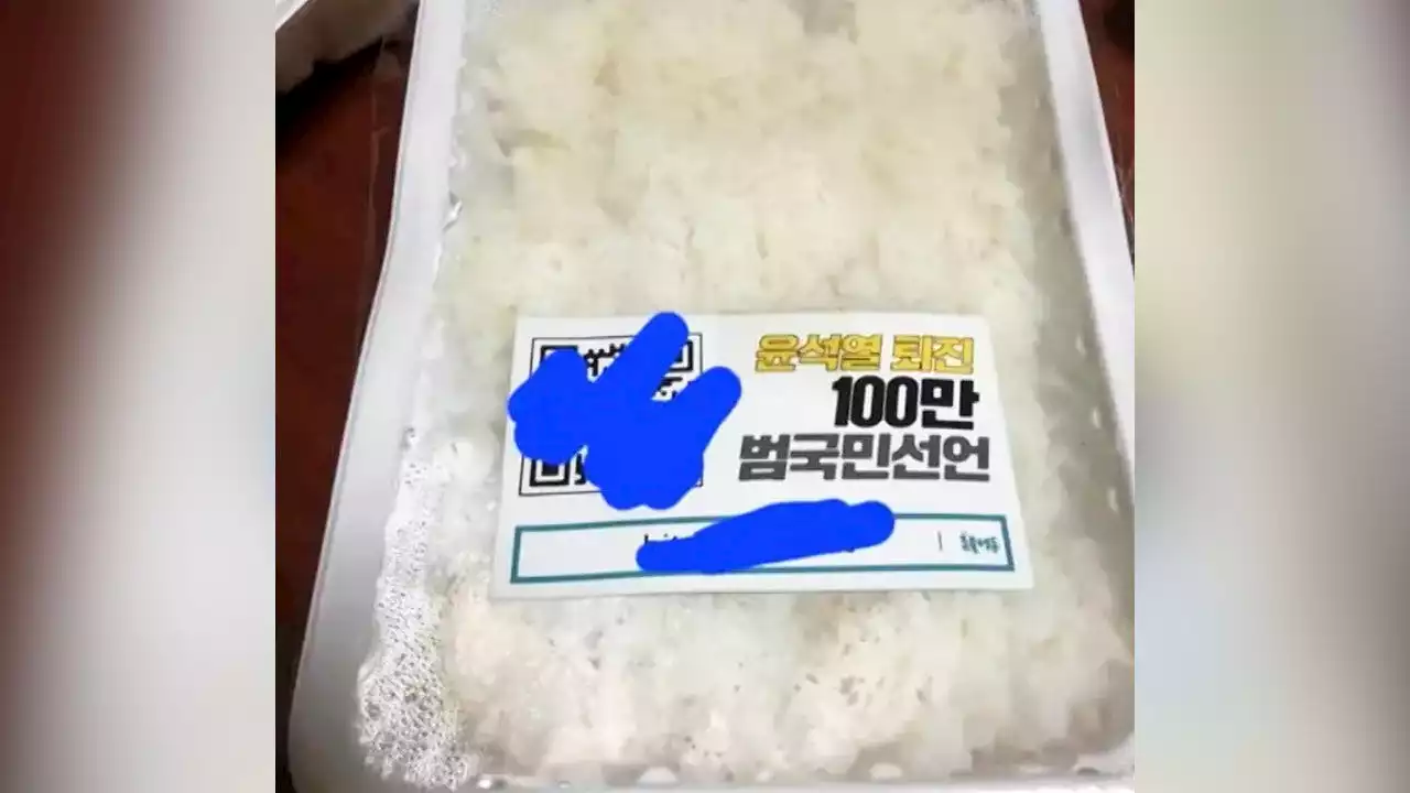 배달 음식에 '윤 대통령 퇴진' 스티커가?…항의에 답글 단 주인