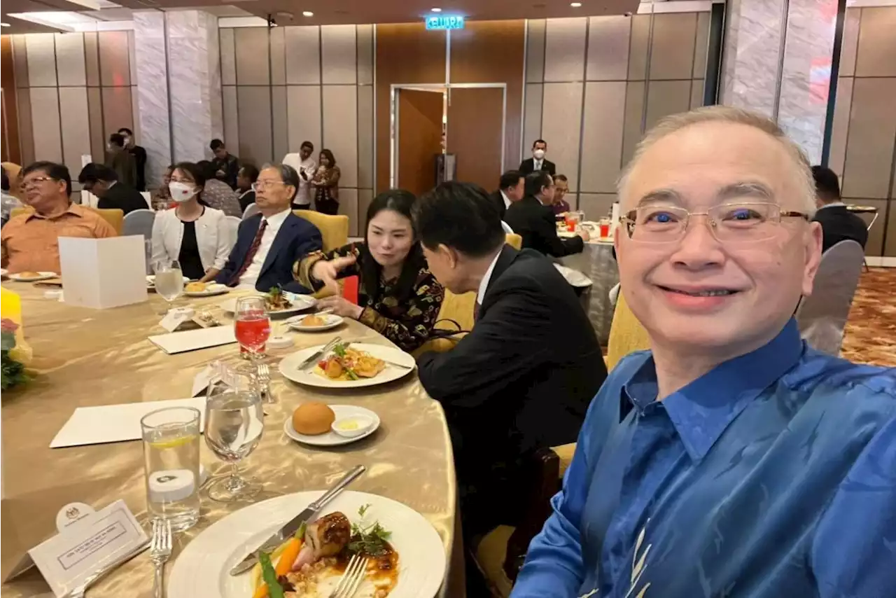 Dr Wee honoured to attend dinner reception with NPC standing committee chairman