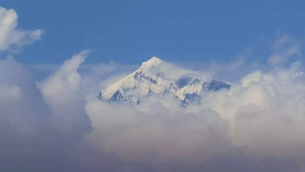 2 climbers die on Everest, toll reaches 7