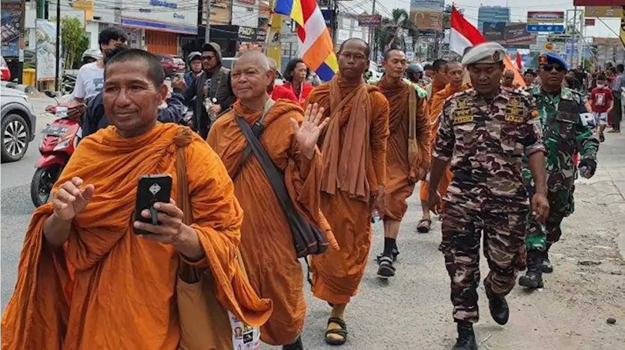 Warga Padati Jalur Pantura Cirebon, Sambut 32 Biksu yang Berjalan Kaki Menuju Candi Borobudur - Tribunjabar.id