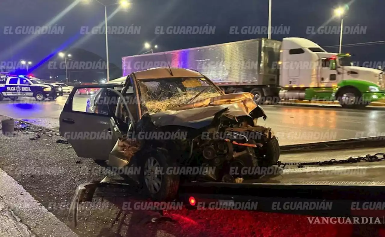 Conductor dormita al volante, choca contra tráiler y termina prensado, en la carretera Saltillo-Monterrey