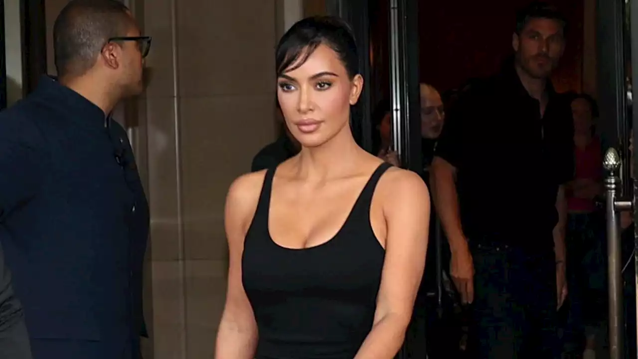 Kim Kardashian se atreve con un vestido negro con tanga a la vista en Nueva York