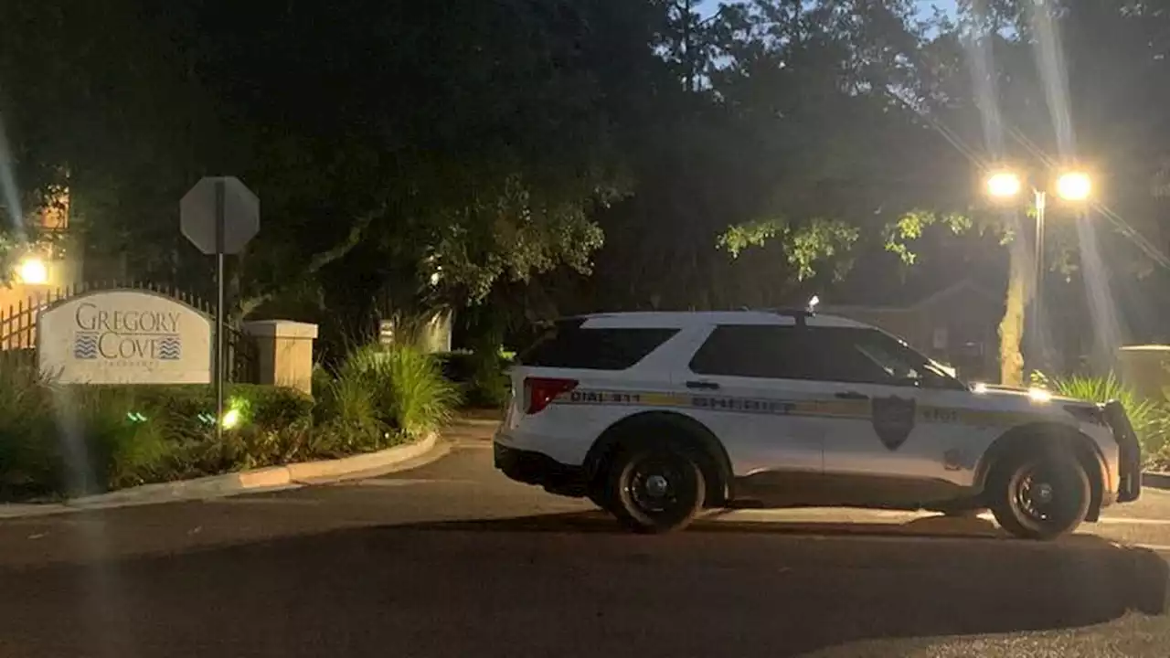 DEVELOPING: Apartment complex in University Park surrounded by JSO