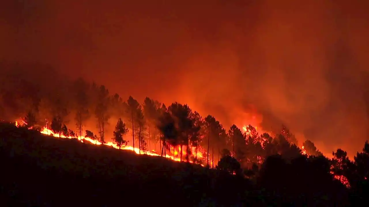 Las llamas del incendio de Las Hurdes avanzan sin control y la situación empeora