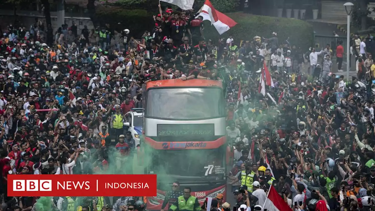 Sambutan Timnas U-22 'menggila' di sepanjang arak-arakan pusat kota - BBC News Indonesia