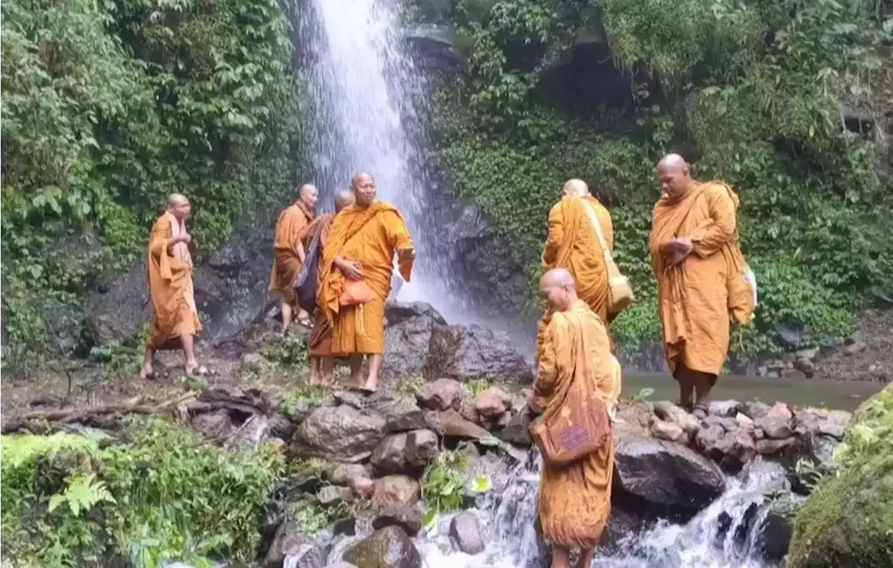 Melepas Lelah, Puluhan Biksu Wisata di Kaki Gunung Ciremai