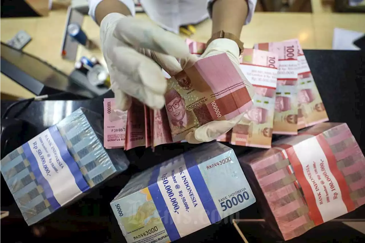 Rupiah Ditutup Melemah ke Rp14.930, Minggu Depan Bisa ke Rp15.000