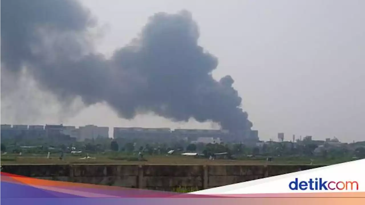 Potret Asap Membubung di Lokasi Pabrik Plastik Terbakar di Kalideres