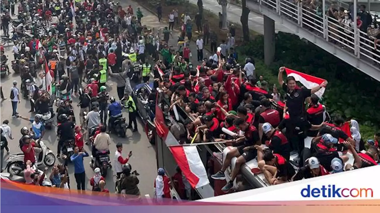 Warga Membeludak Sambut Bus Pawai Timnas U-22 dan Juara Sea Games di Sudirman