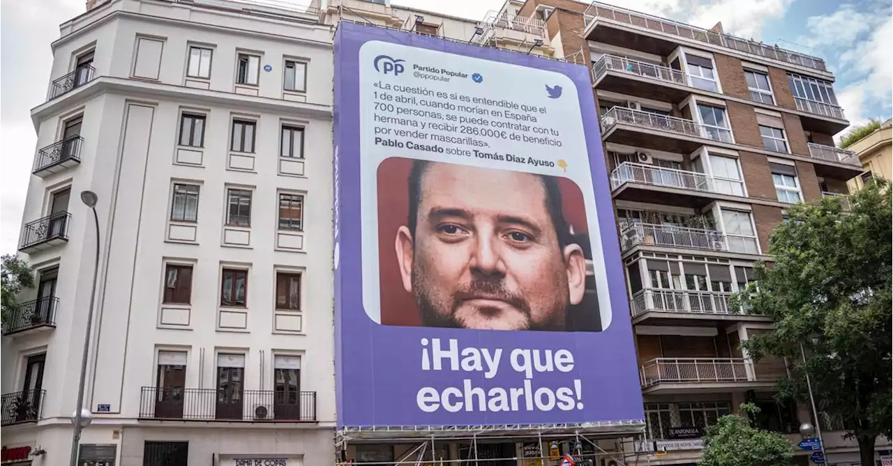 Podemos despliega una lona gigante con la cara de Tomás Díaz Ayuso y la frase de Casado sobre el contrato de las mascarillas