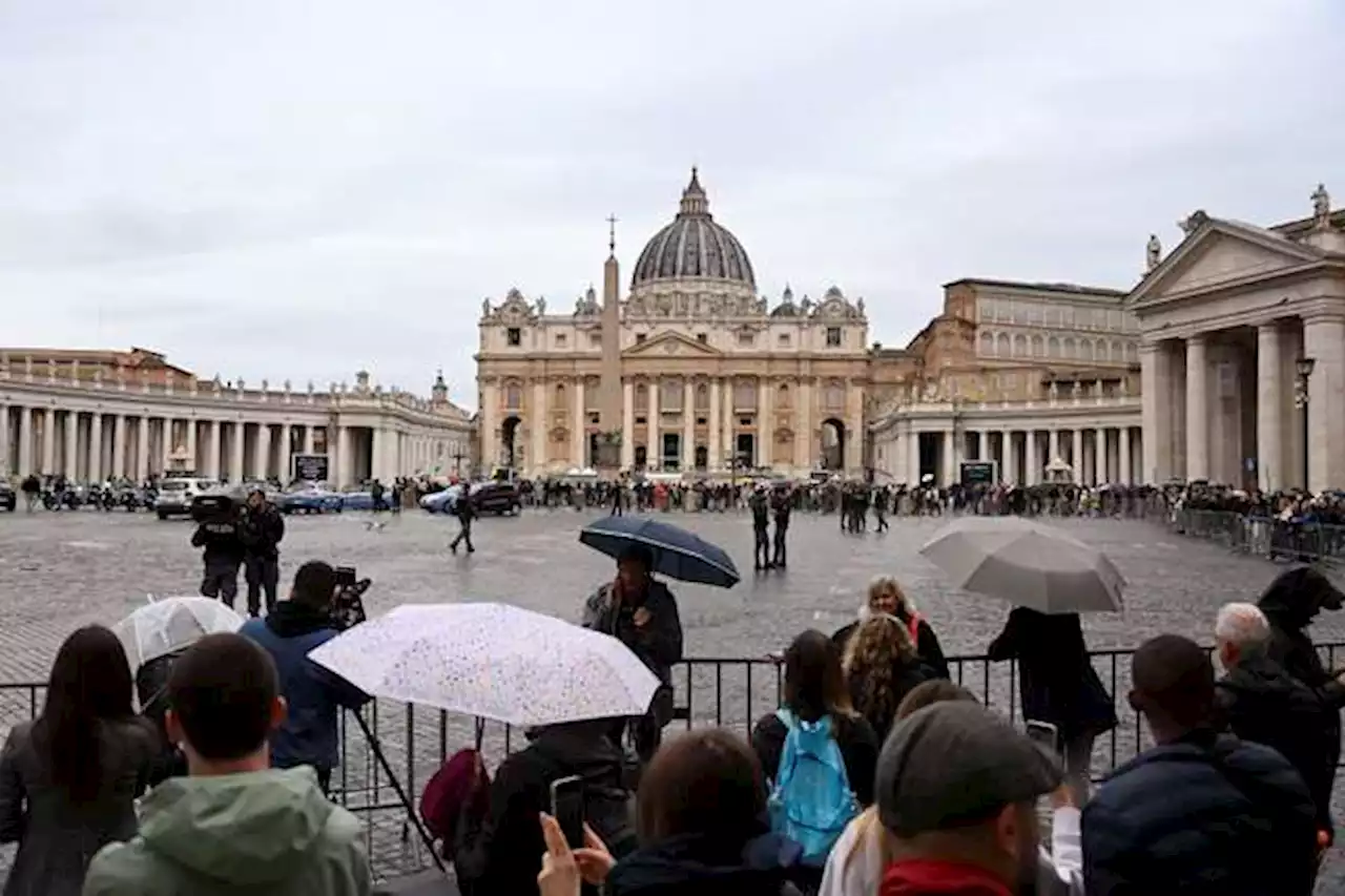 Un hombre entra a la fuerza al Vaticano en carro y es arrestado