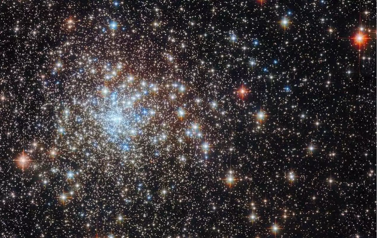 Hubble se asoma a un cúmulo estelar reluciente