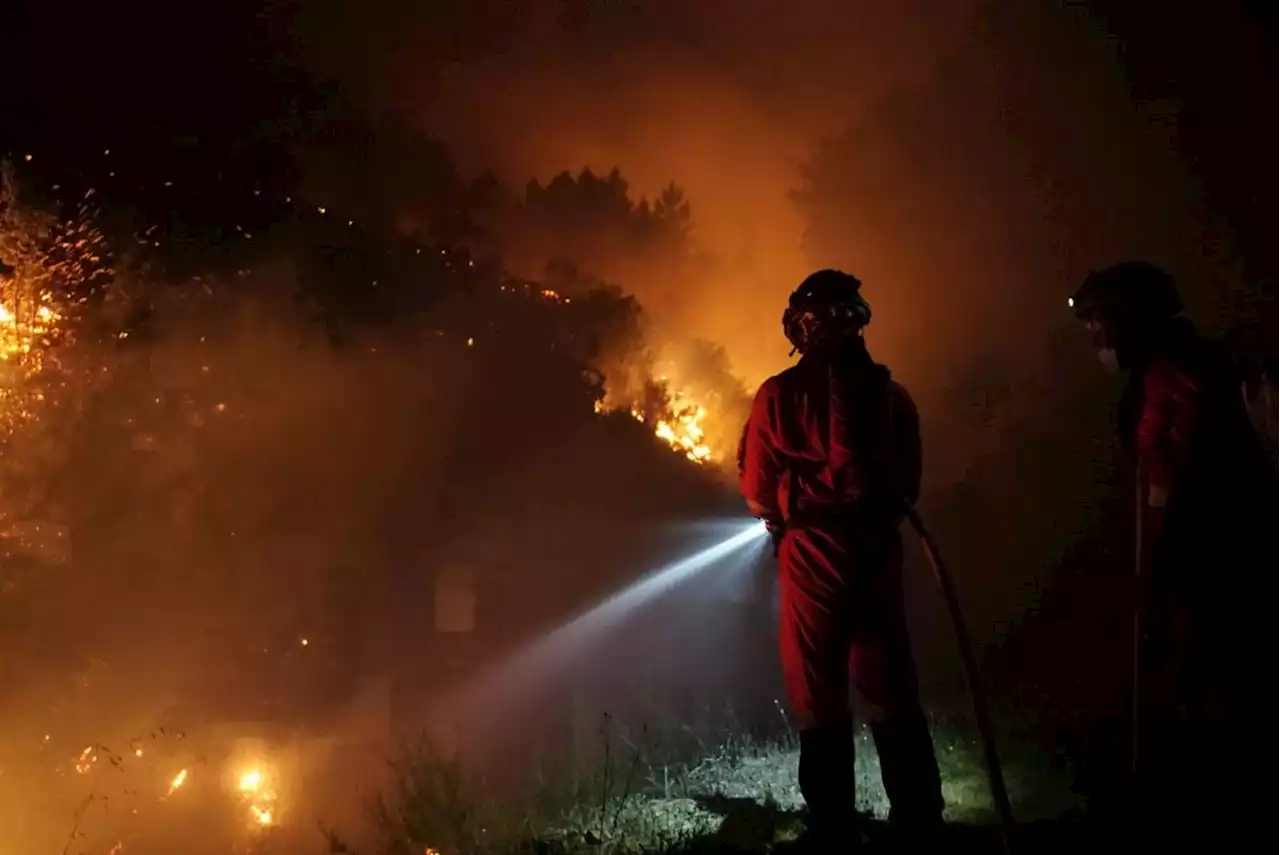 El incendio descontrolado de Las Hurdes obliga a desalojar a 700 personas y salta a la sierra de Gata