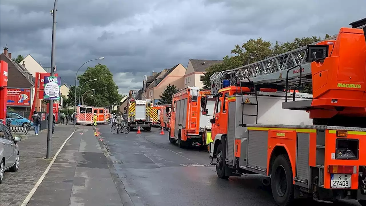 Einsatz in Köln-Mülheim: Feuer in Notunterkunft ausgebrochen – mehrere Verletzte