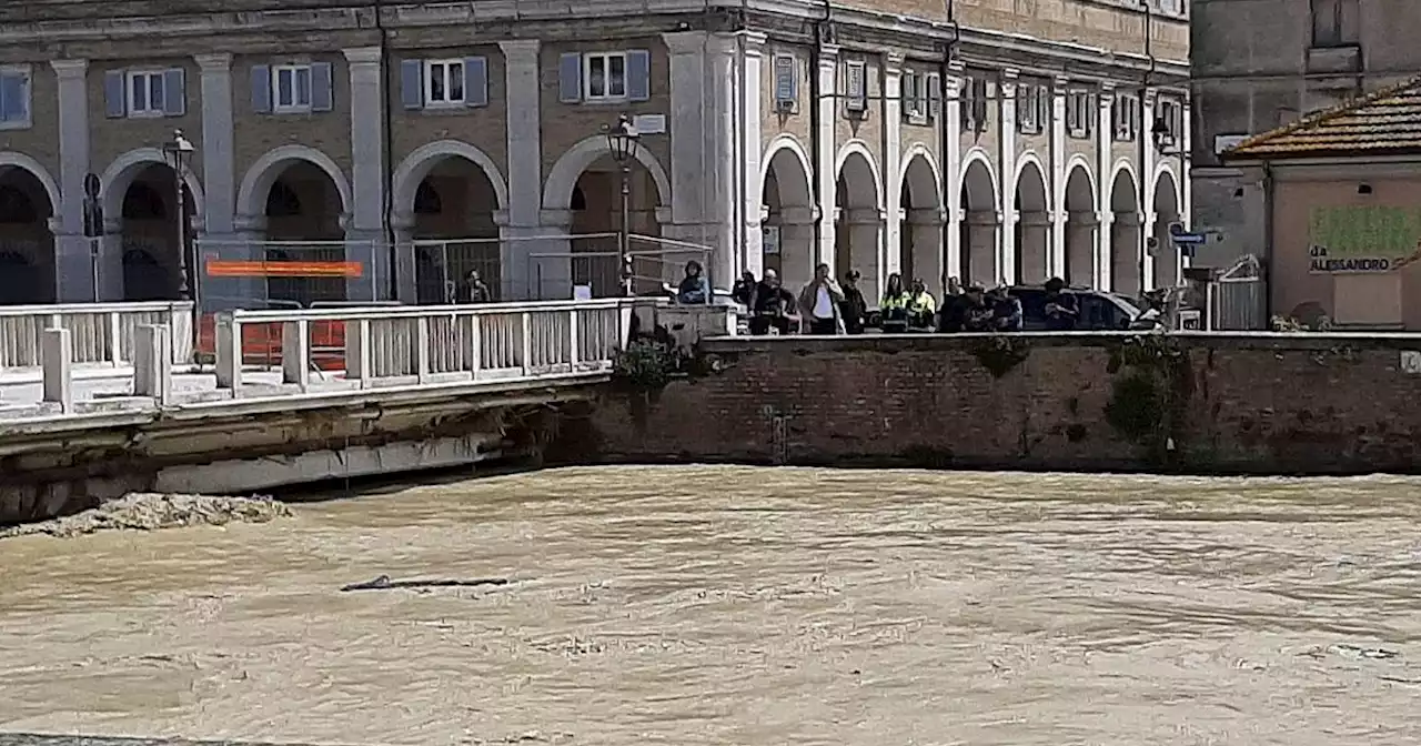 La Biblioteca Malatestiana di Cesena infiltrata dall'acqua. Giardini, musei e palazzi danneggiati dall'alluvione - Il Fatto Quotidiano