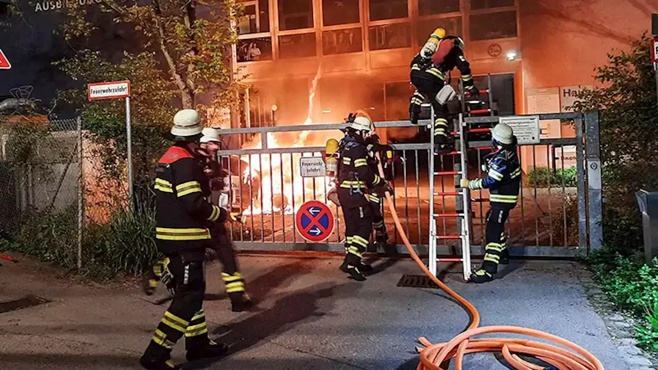 Bayern: Zwei E-Autos brennen auf Betriebsgelände in München