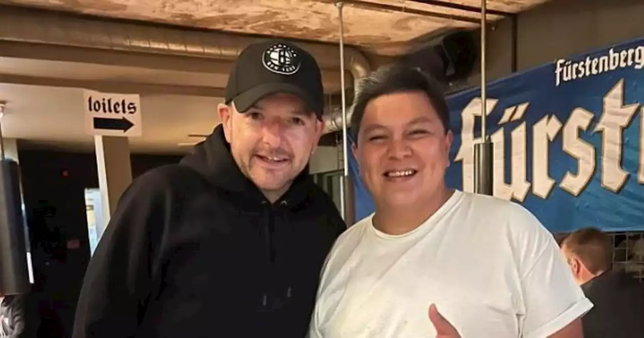 Kevin Bridges visits iconic Glasgow pub as comedian snaps selfies in city centre