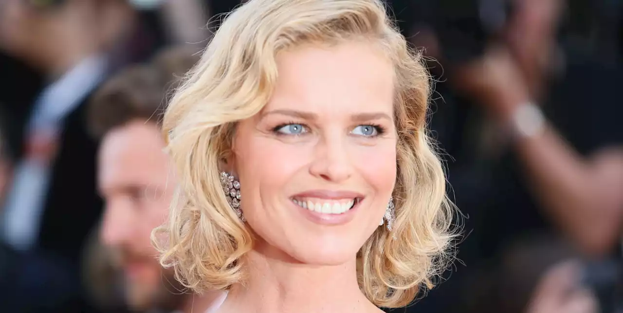 Eva Herzigová (50 ans), affolante dans une robe latex ultra-moulante au Festival de Cannes