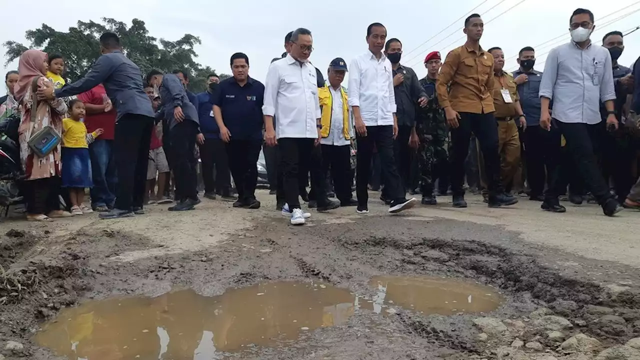 Perbaikan Tunggu Tender, Jalan Rusak di Lampung Tengah Mulai Ditimbun Batu