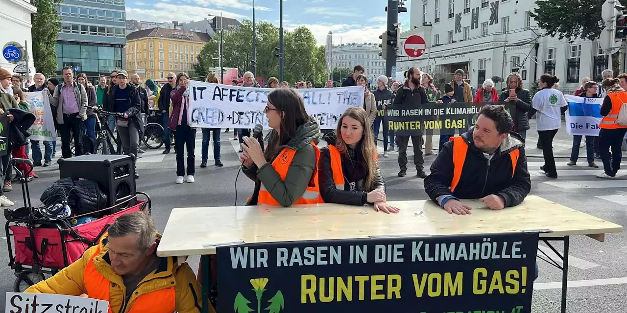 Klima-Mastermind baut Tisch auf, verursacht Stau-Chaos