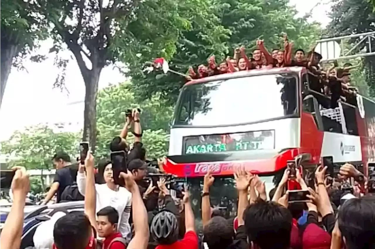 Momen Erick Thohir, Pemain Timnas, dan Official Tunjukkan Isyarat Love Korea dalam Pawai di Kemenpora