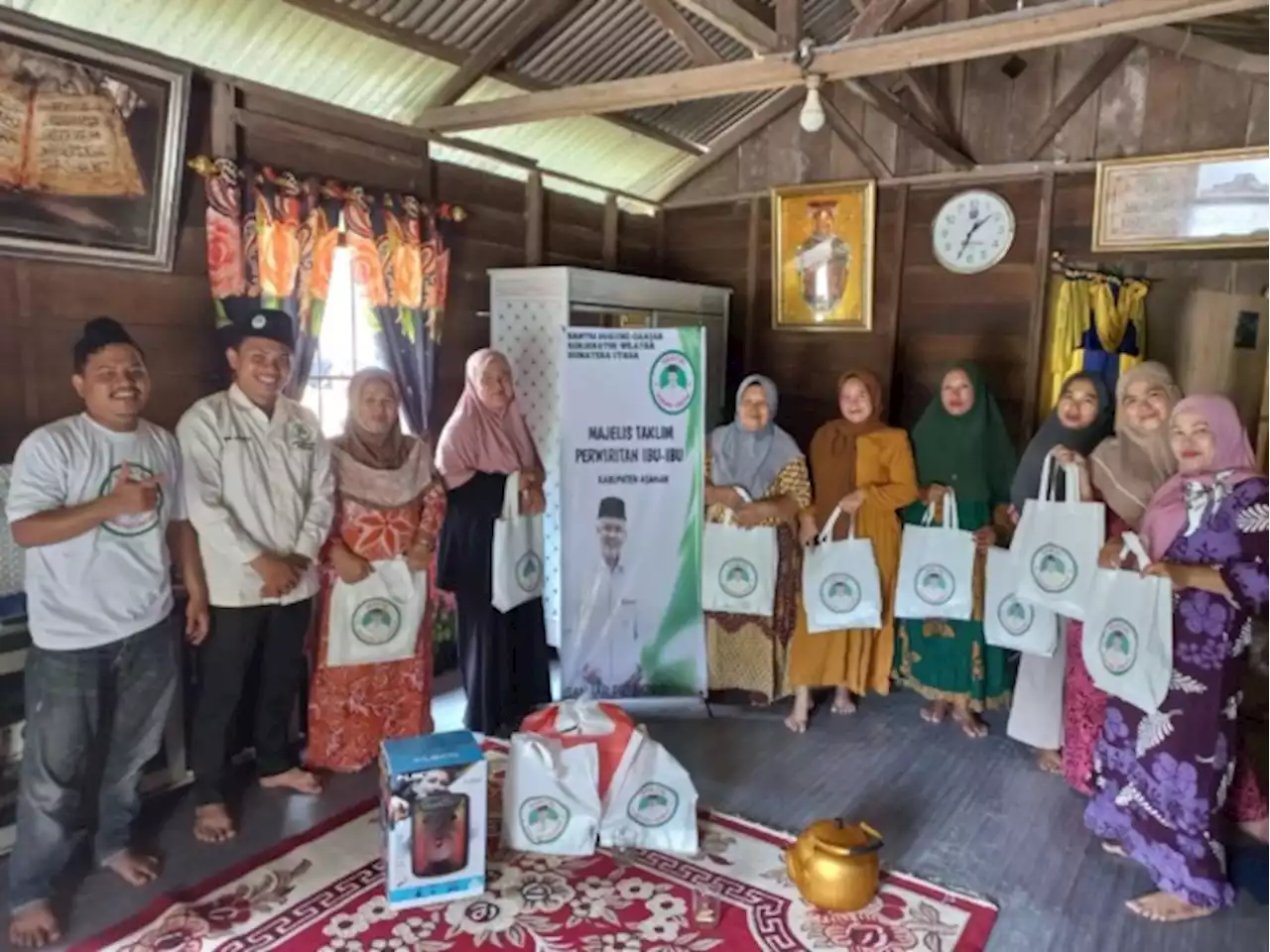 Santri Dukung Ganjar Sumut Beri Bantuan Pengeras Suara ke Majelis Taklim Al-Iman Asahan