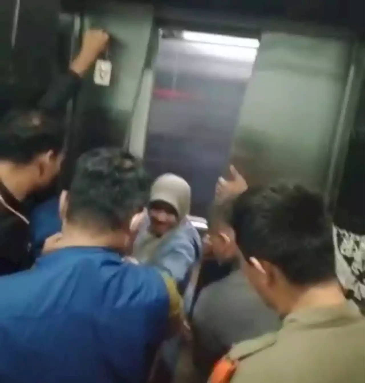 ASN Cantik yang Sedang Hamil Muda Terjebak di Dalam Lift Disdik Kota Depok