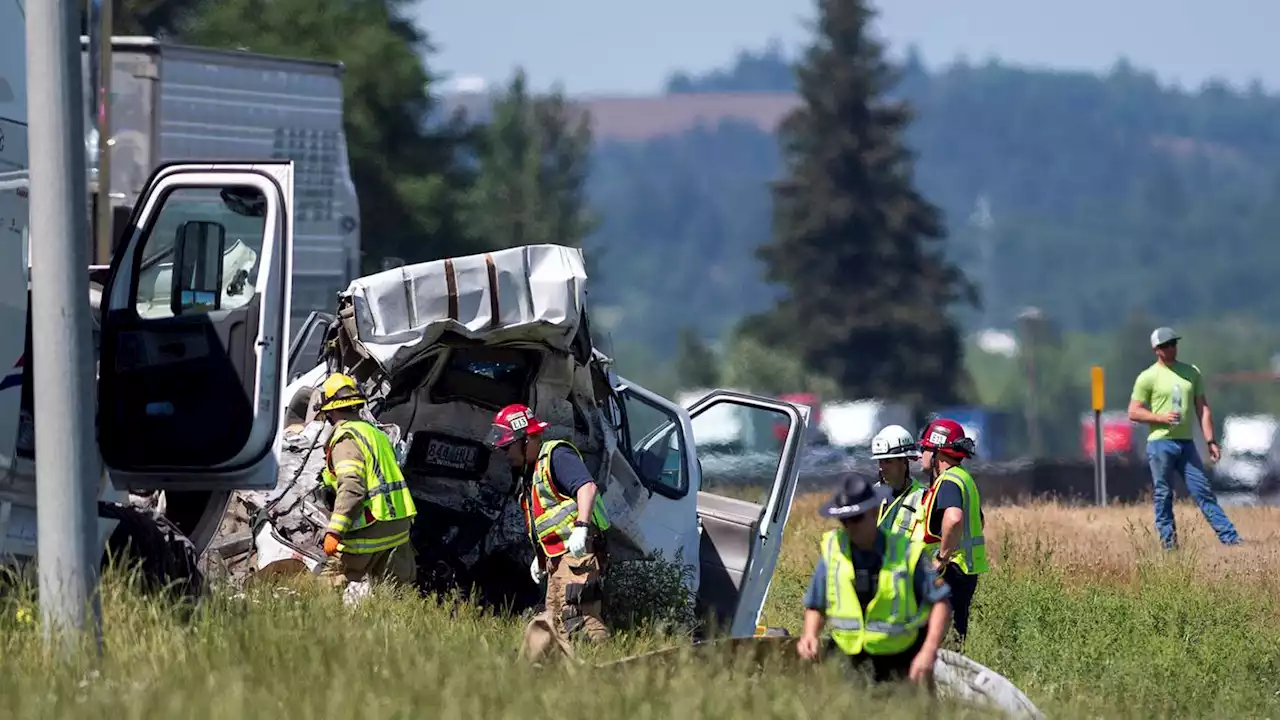 7 dead in vehicle crash on Interstate 5 in Oregon