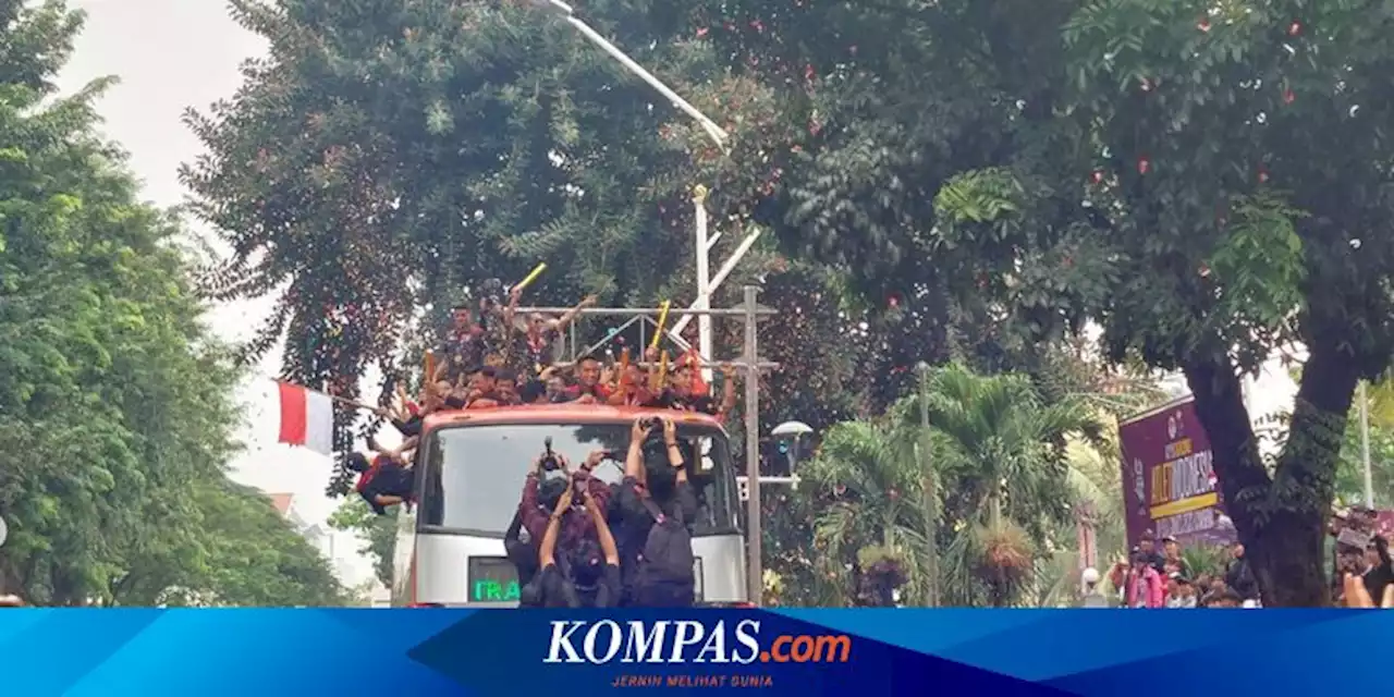 Arak-arakan Timnas, Skuad Garuda Disambut Meriah di Depan Kemenpora