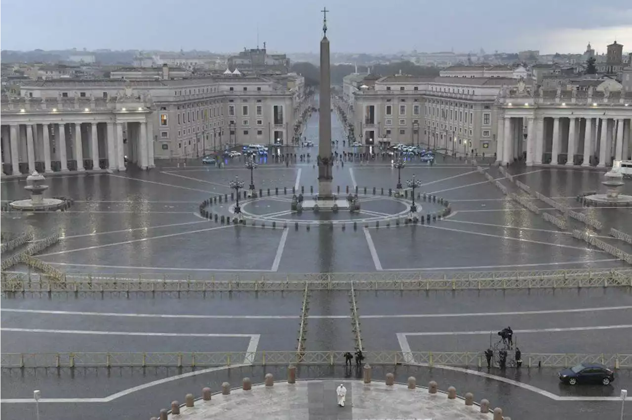 Un vehículo atraviesa el control policial del Vaticano a gran velocidad y la policía detiene al conductor tras disparar contra el vehículo