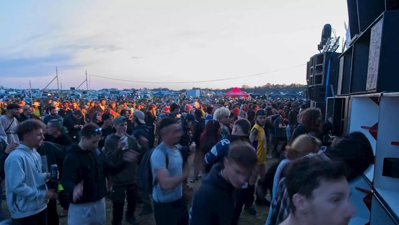 Teknival dans l'Indre : un festivalier, écrasé par un véhicule, transporté en urgence par les secours