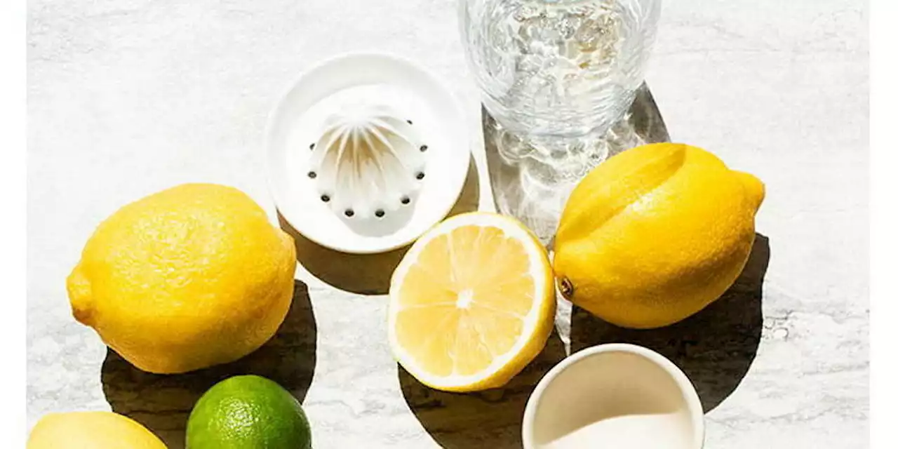 Le jus de citron avec de l’eau chaude, remède miracle ?