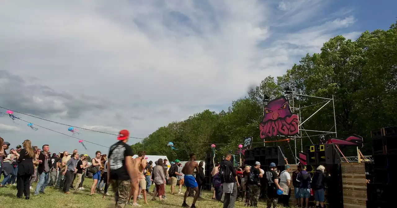 Teknival: des milliers de 'teufeurs' bravent l'interdiction pour le son et 'le plaisir'