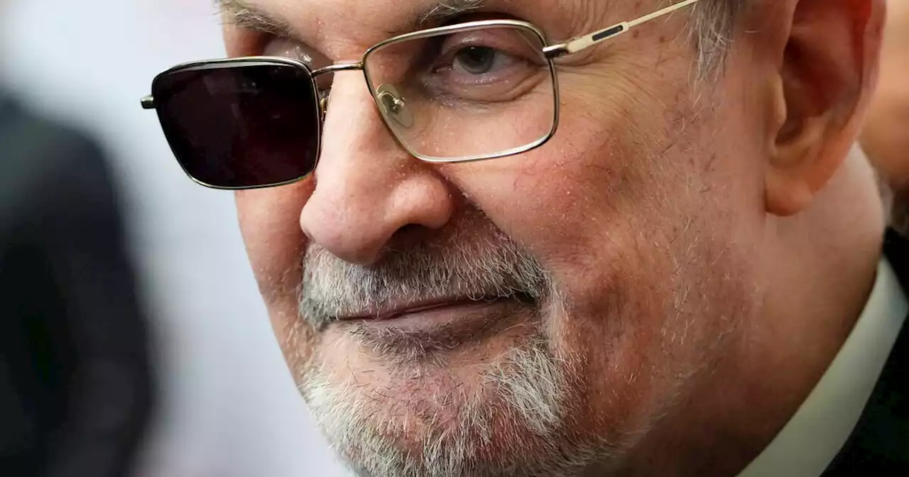 Première apparition publique de Salman Rushdie depuis son agression au couteau