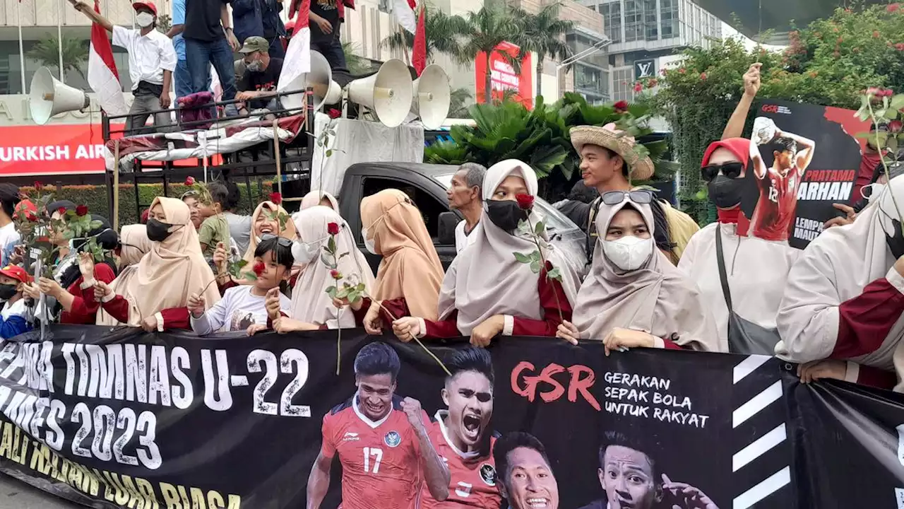 Arak-arakan Timnas U-22, Sejumlah Warga Padati Kawasan Bundaran HI Jakarta