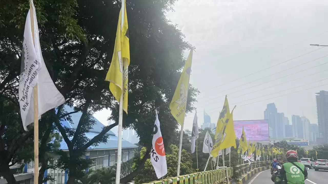 Bendera Golkar dan PKS Mejeng di Rute Arak-Arakan Atlet Sea Games