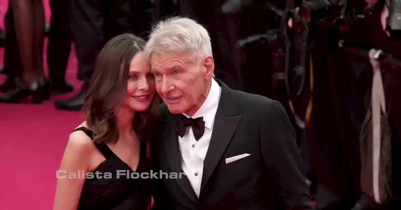 Ce regard taquin d'Harrison Ford devant la beauté de son épouse, avant de monter les marches