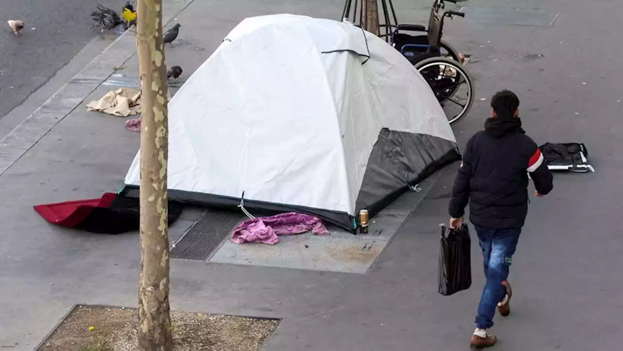 Fauché et à la rue, le propriétaire d'une maison squattée plante sa tente devant les bureaux de son assurance