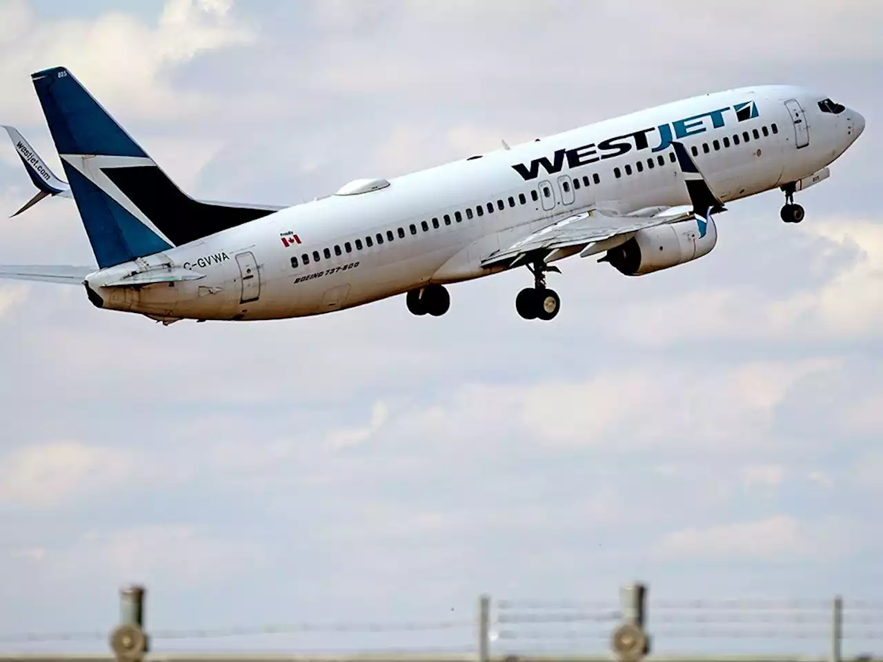 WestJet reaches tentative deal with pilots, averting strike ahead of Victoria Day weekend