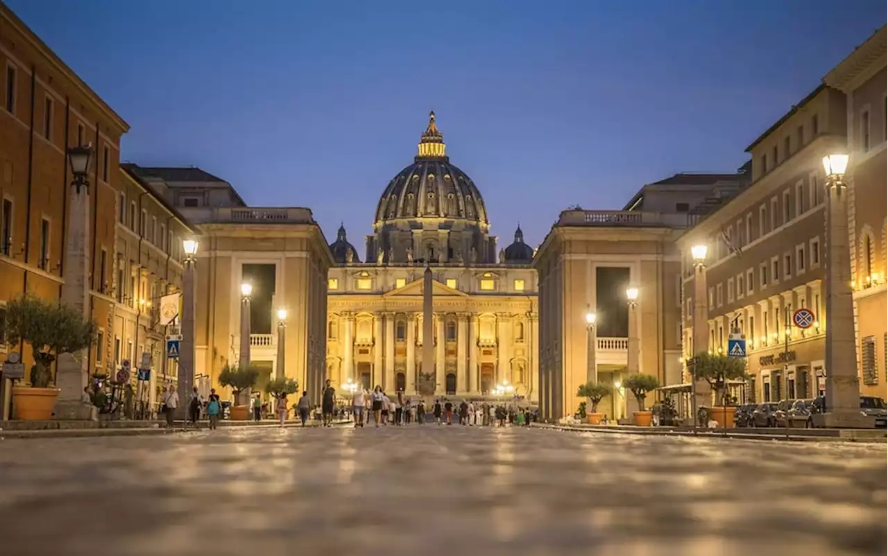 WATCH | Man arrested after forcing gate with his car to get into the Vatican | News24