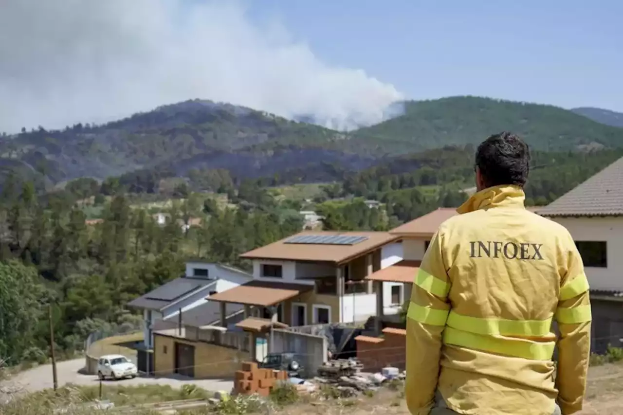 El incendio en Las Hurdes sigue fuera de control y obliga a evacuar a 700 personas