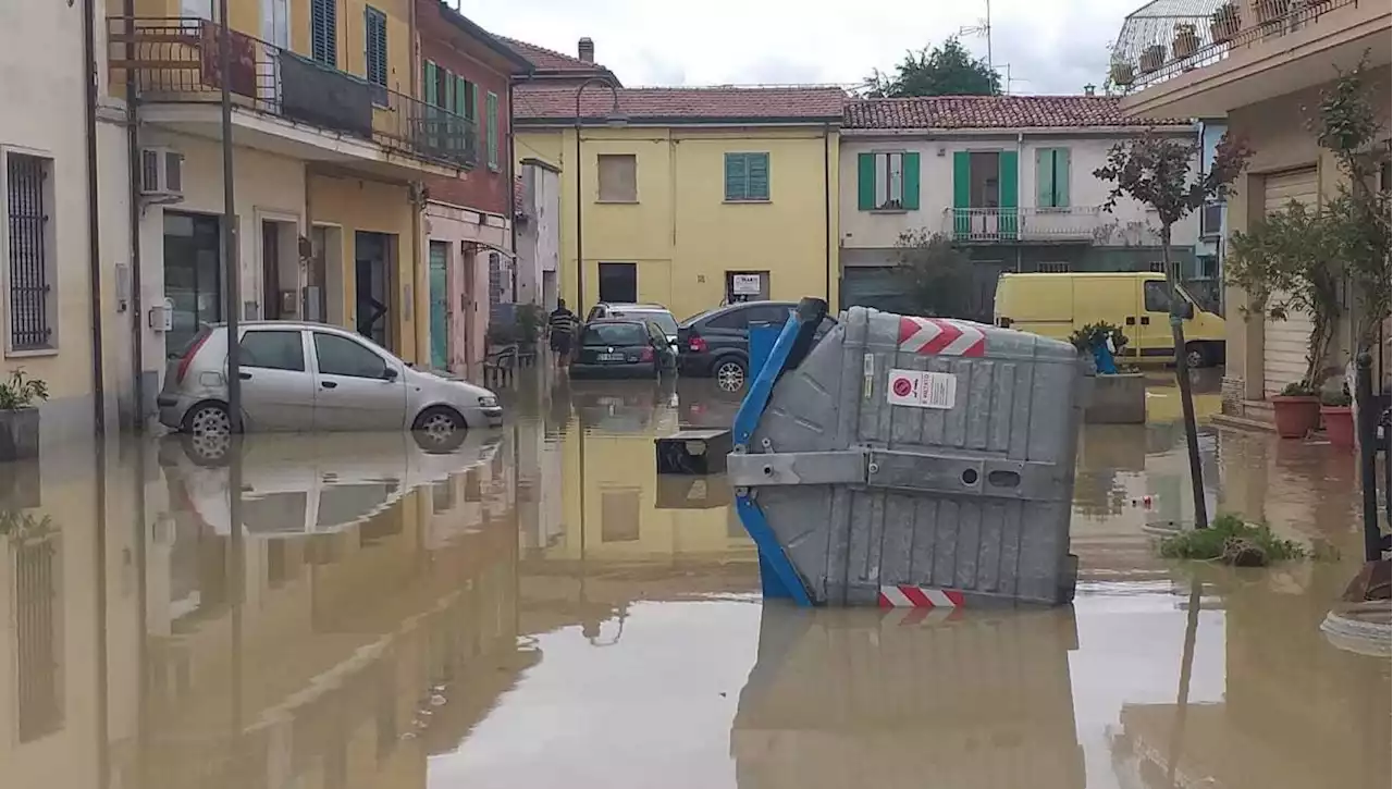 Il grido dei sindaci che scavano nel fango: “Siamo in trappola, venite a salvarci”