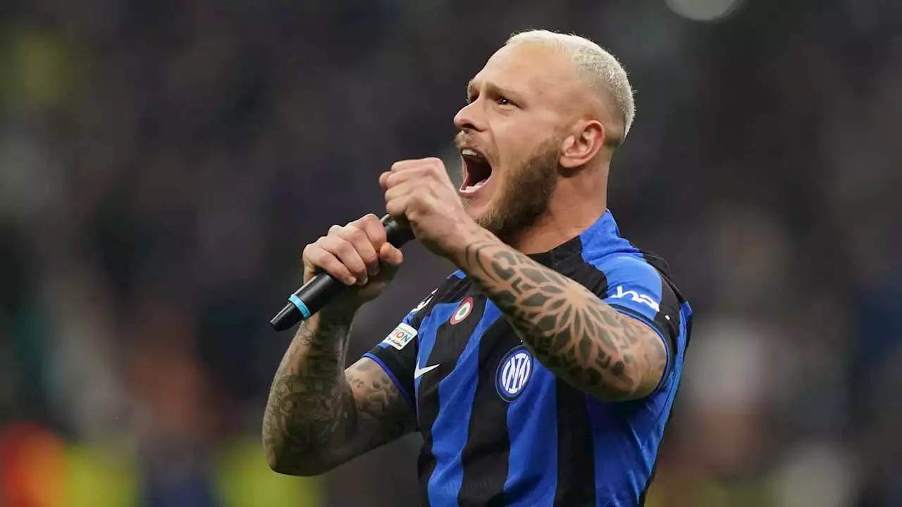 Inter: Dimarco visé par une banderole menaçante de supporters de l'AC Milan