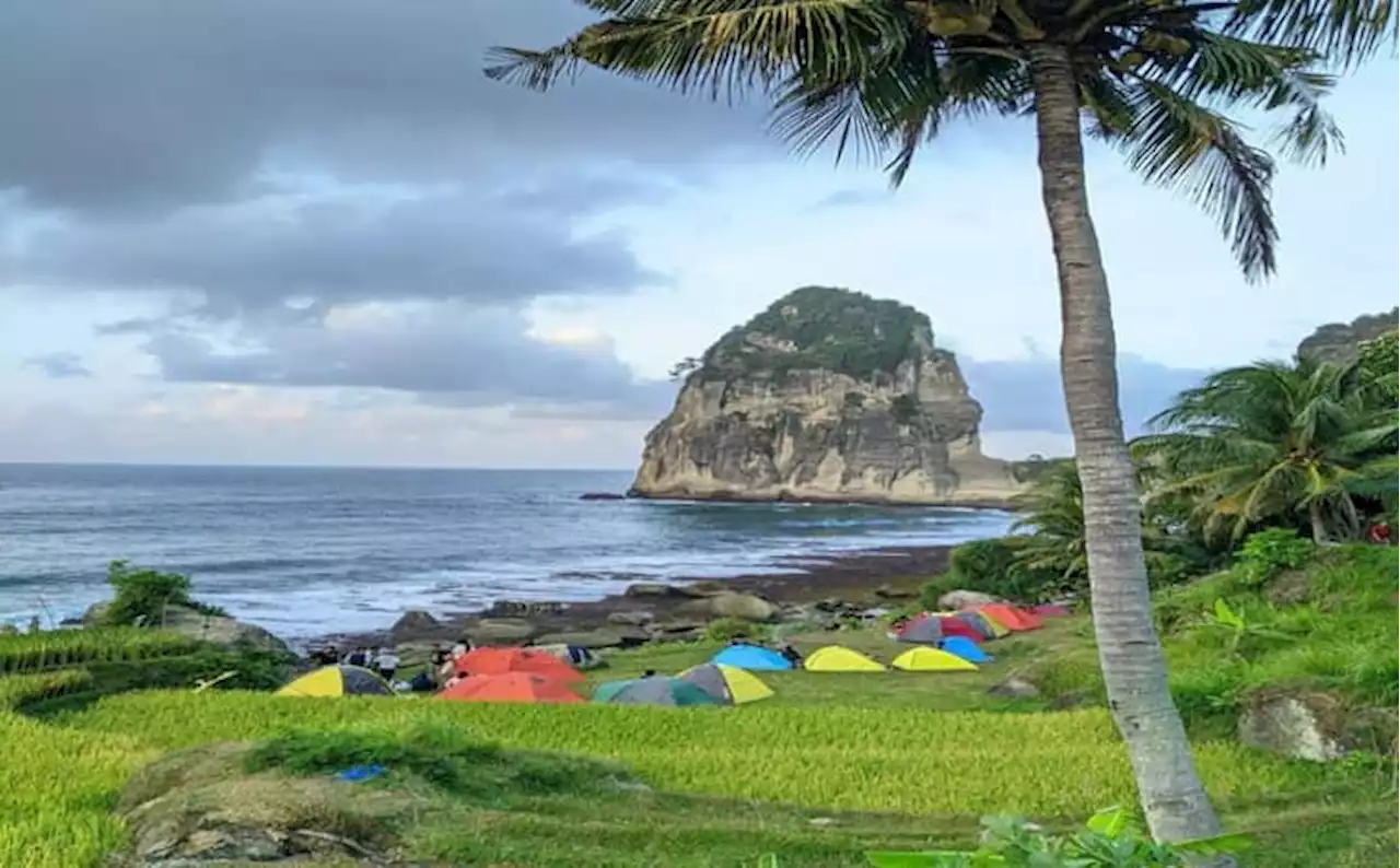 Pantai Pangasan, Destinasi Wisata Hidden Gem di Pacitan, Tiket Masuk Rp10.000